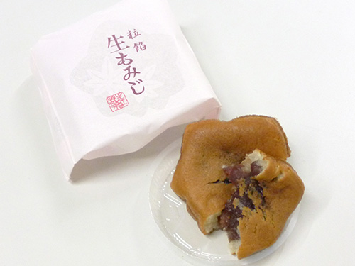 にしき堂　生もみじ 粒餡. />
粒餡
<BLOCKQUOTE>広島の新しい銘菓「生もみじ」は、生菓子として作られたお饅頭です。にしき堂の技術陣が総力をあげて開発しました。生地に広島県産の餅粉と米粉を使用していますので、もちもちしっとりとした食感となっています。材料のこだわりからうまれたじょうひんなあじわいをおたのしみください。</BLOCKQUOTE>こしあん・粒あん・柚子風味の抹茶あんの3種類から選んでいいと言われ、粒あんを所望しました。もちもちした生地がいい。おいしい。<a name=